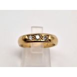 A 9 K yellow gold, diamond (0.21 carats) band ring. Size: L, weight: 4.3 g.