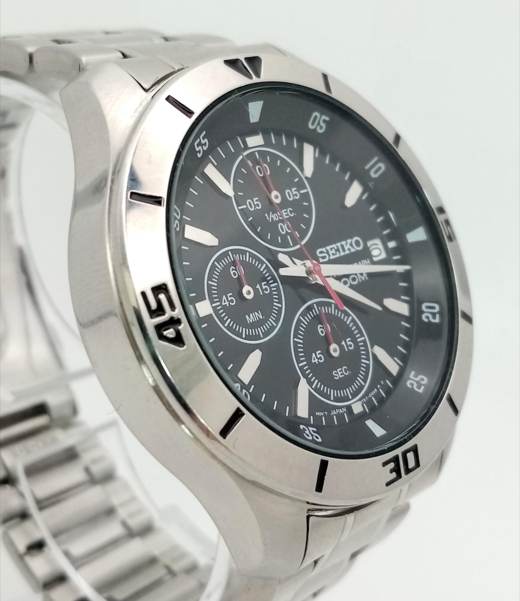 A Seiko Chronograph Quartz Gents Watch. Stainless steel strap and case - 42mm. Black dial with three - Image 3 of 7