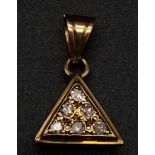 An 18 K yellow gold triangular pendant with diamonds (0.15 carats). Weight: 1.1 g.