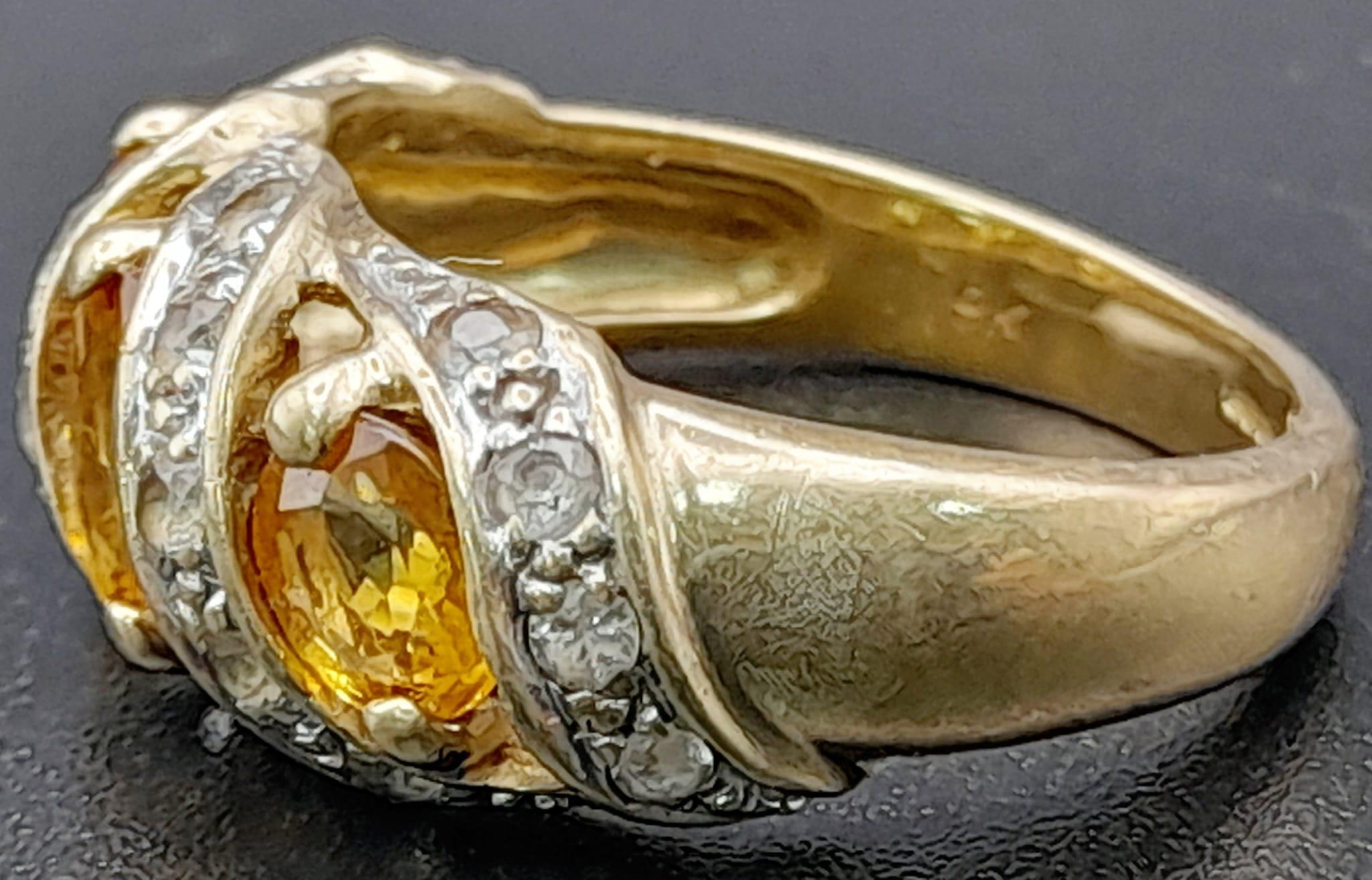 A Vintage 9K Yellow Gold Citrine and Diamond Ring. Three diagonal waves of bright citrine - Image 4 of 7