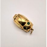 a 9 K yellow gold owl charm/pendant with green stone set eyes, weight: 1.6 g.