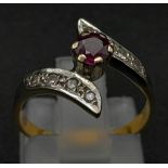 An 18 K yellow gold, diamond and ruby, twist ring. Size: K, weight: 2.6 g.