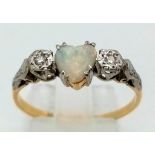 A vintage, 18 K yellow gold diamond and opal ring. Size: P, weight: 2.3 g.