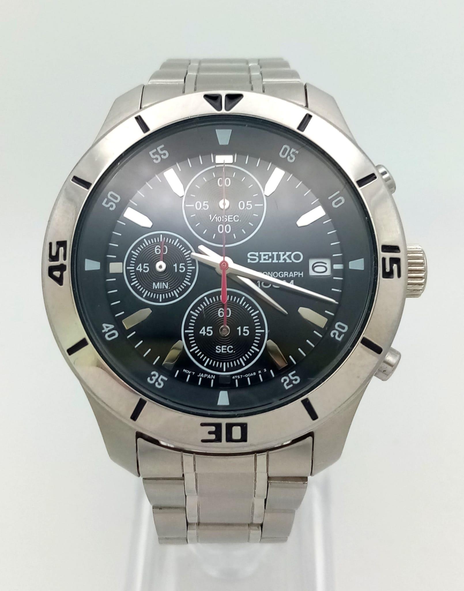 A Seiko Chronograph Quartz Gents Watch. Stainless steel strap and case - 42mm. Black dial with three - Image 2 of 7