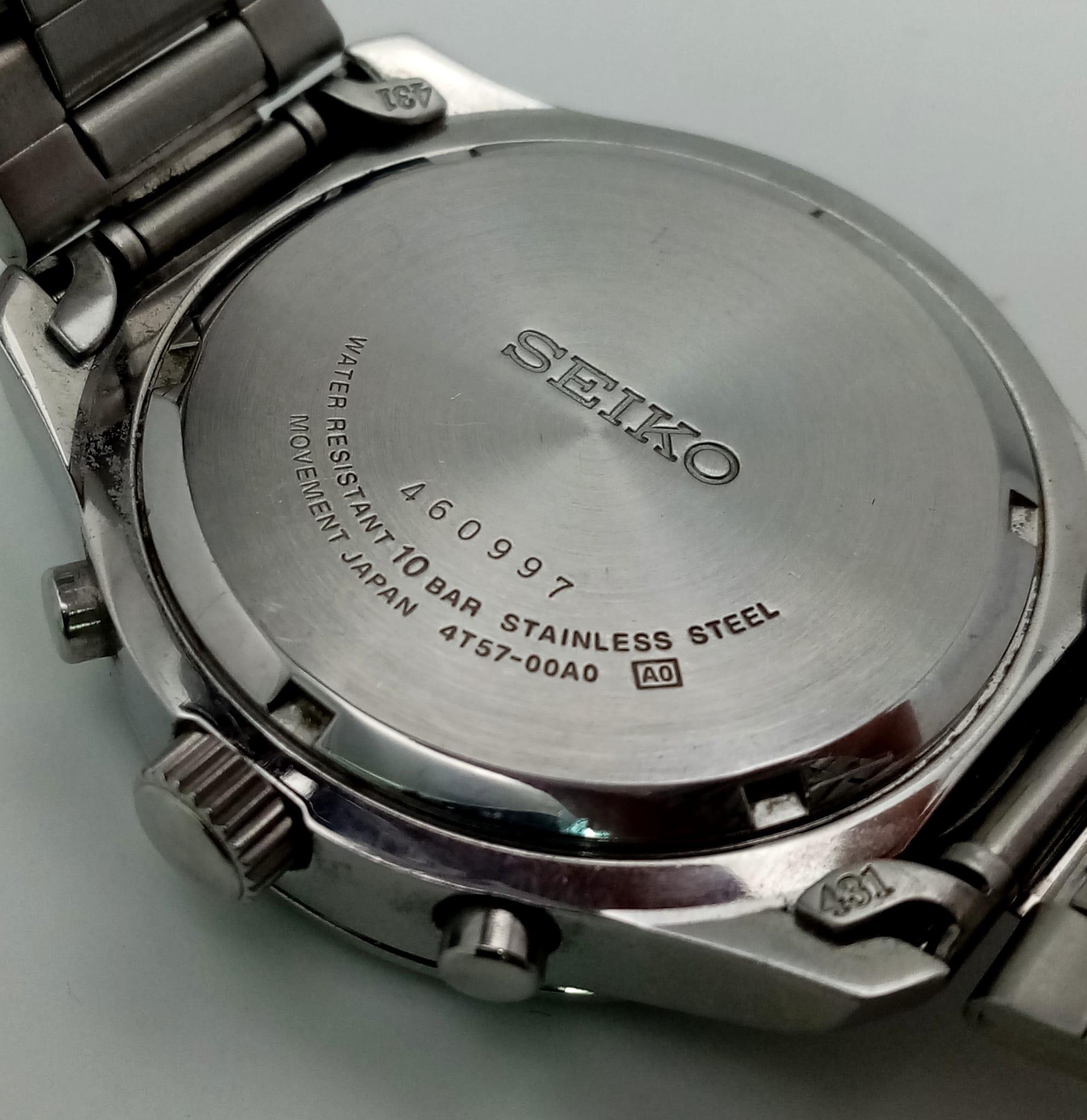 A Seiko Chronograph Quartz Gents Watch. Stainless steel strap and case - 42mm. Black dial with three - Image 5 of 7