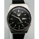 A Vintage Seiko 5 Automatic Gents Watch. Black leather strap. Stainless steel case - 36mm. Black