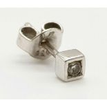 An 18 K white gold pair of diamond stud earrings. Weight: 0.5 g.