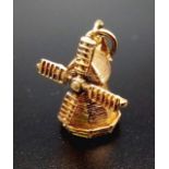 A 9 K yellow gold windmill charm with rotating blades. Weight: 3.4 g.