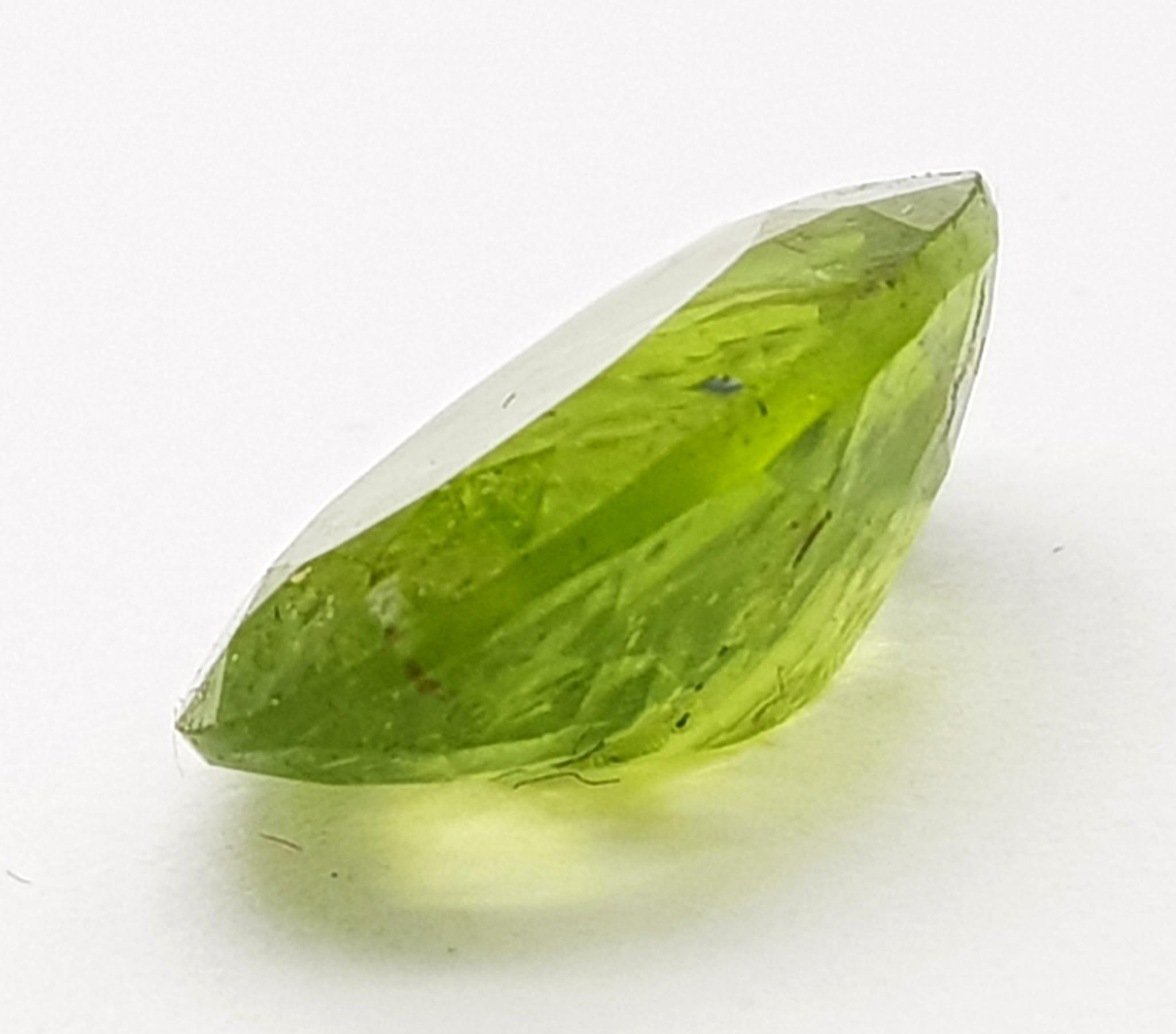 5.30 Ct Faceted Peridot. Olive Green. Oval Cut. Comes with GLI Certificate. - Image 3 of 5