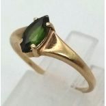 A 9 K yellow gold and green stone ring. Size: L, weight: 1.3 g.