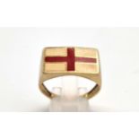 A 9 K yellow gold England flag ring. Size: Y, weight: 4.7 g.