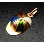 A 9 K yellow gold enamelled Jockey hat, weight: 1.4 g.