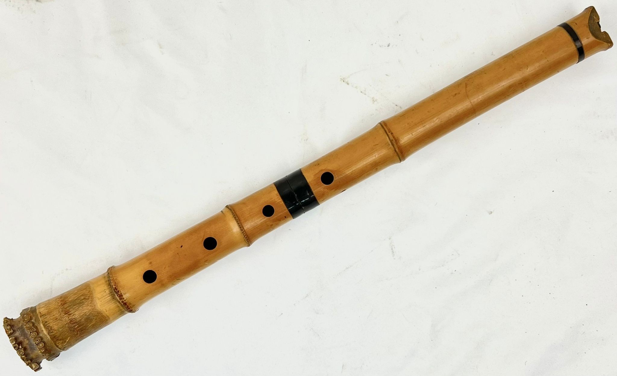 AN ANTIQUE JAPANESE SHAKUHACHI BAMBOO FLUTE, SUSUTAKI OILED AND SMOKESD WITH HIGH QUALITY RED