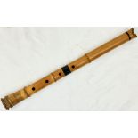 AN ANTIQUE JAPANESE SHAKUHACHI BAMBOO FLUTE, SUSUTAKI OILED AND SMOKESD WITH HIGH QUALITY RED