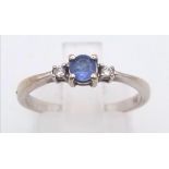 An 18 K white gold, diamond and sapphire ring by ILIANA. Size: N, weight: 2.21 g.