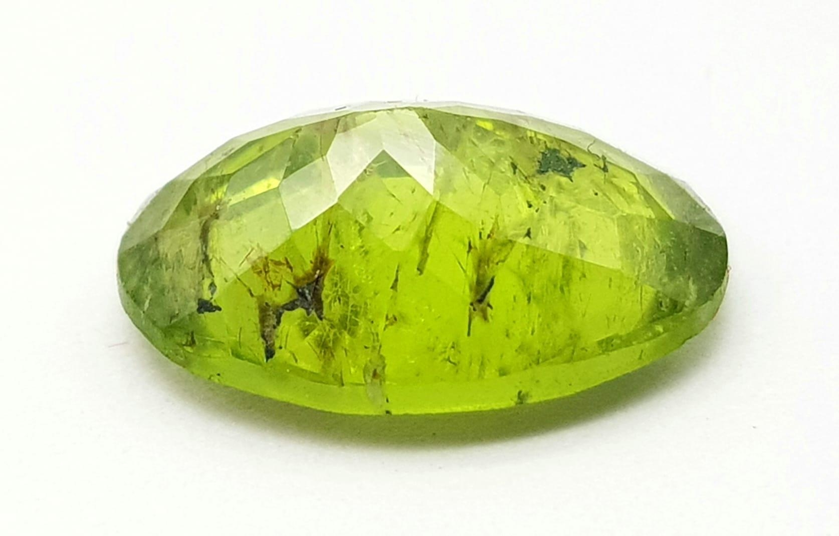 5.30 Ct Faceted Peridot. Olive Green. Oval Cut. Comes with GLI Certificate. - Image 2 of 5