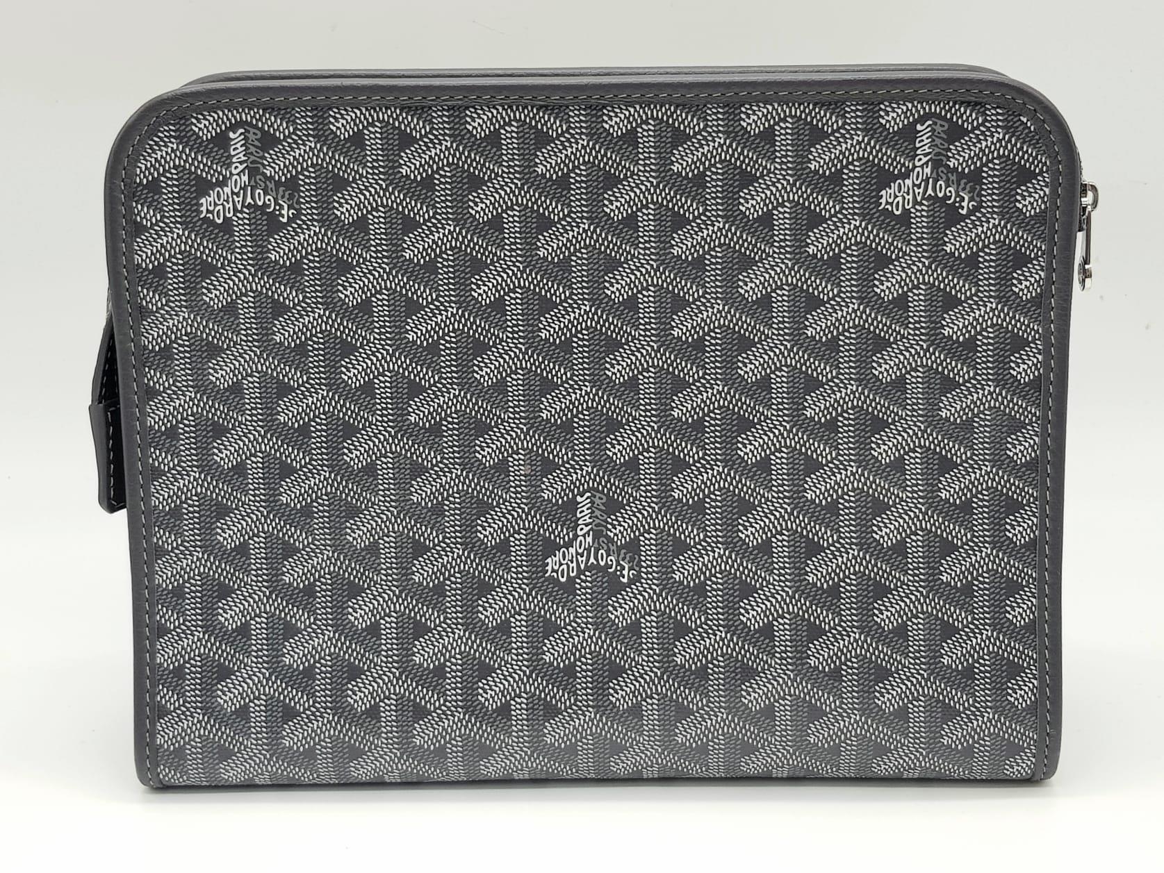 A Goyard Jouvence Grey Washbag. Grey and white geometric pattern on canvas. Water resistant inner - Image 3 of 8