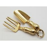 9K YELLOW GOLD TROWEL & PITCH FORK GARDENING CHARM. WEIGHS 1.7G