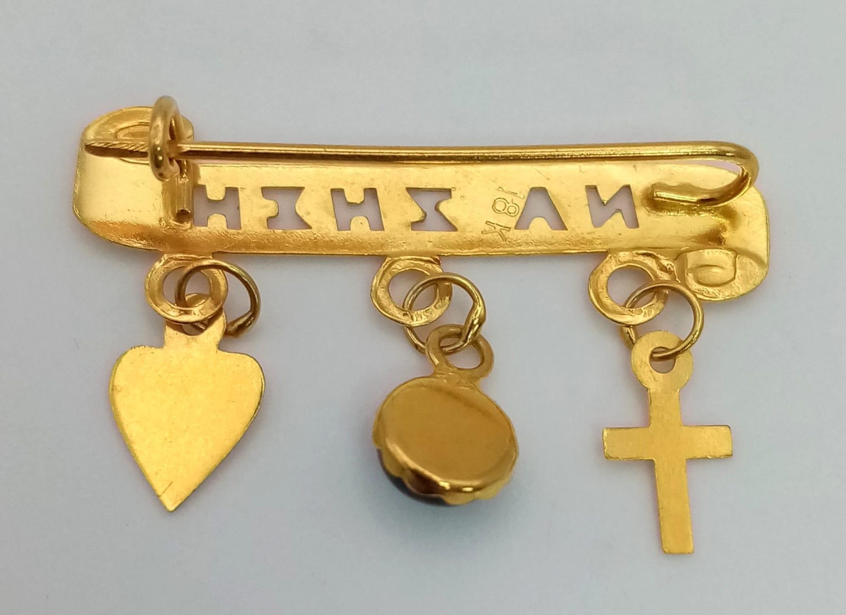 An 18K Yellow Gold Small Child's Brooch with Three Charms. Na Zhsh. 3cm. 1.31g total weight. - Image 3 of 4