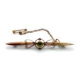 An Antique 9K Yellow Gold Peridot and Seed Pearl Bar Brooch. With safety chain. 6.5cm length. 3.1g