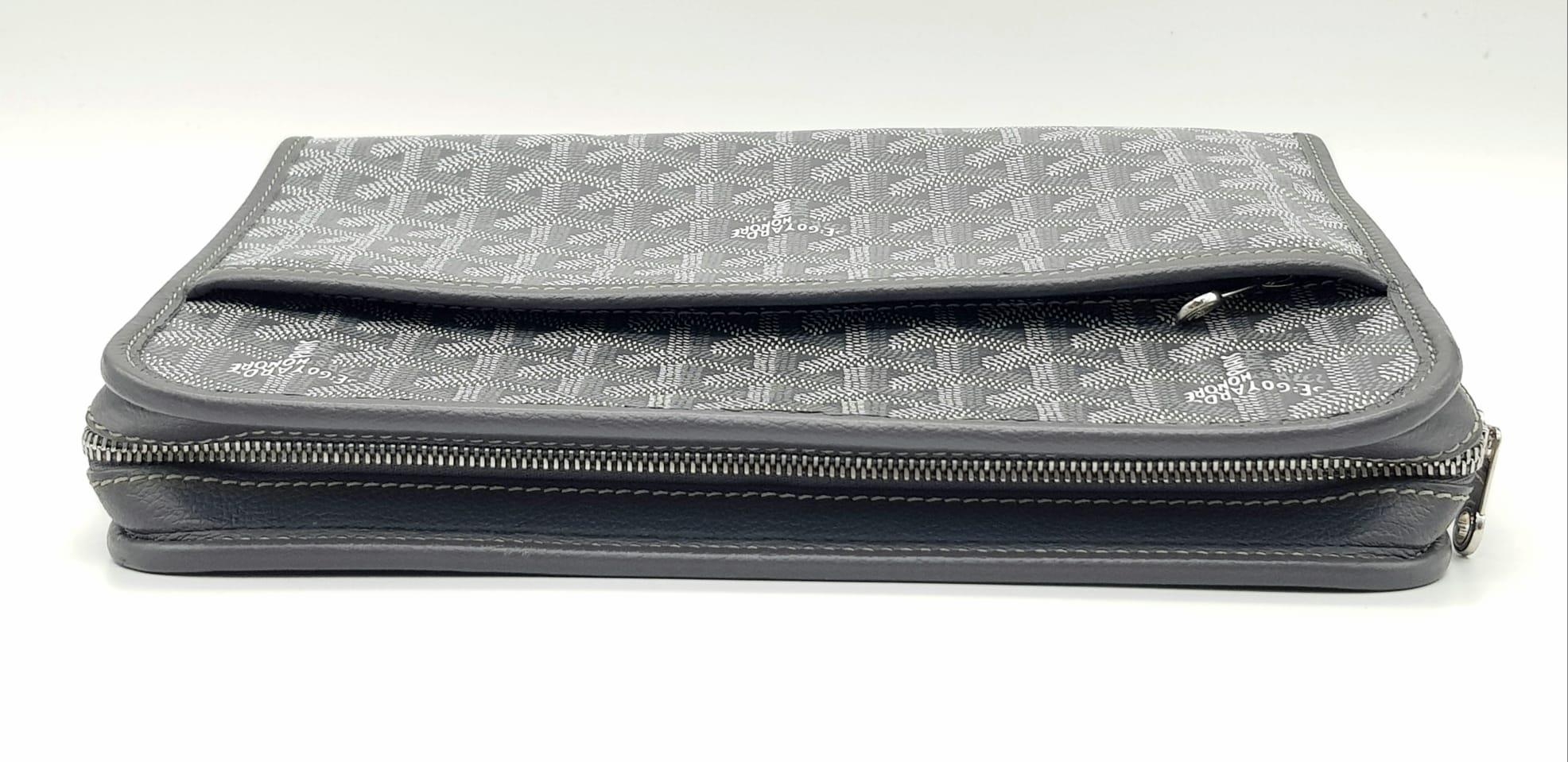 A Goyard Jouvence Grey Washbag. Grey and white geometric pattern on canvas. Water resistant inner - Image 5 of 8