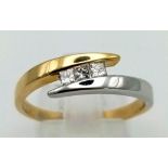 An 18 K yellow gold ring with three princess cut diamonds (0.30 carats). Ring size: Q, weight: 3.7