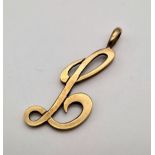 A 9 K yellow gold pendant with the Letter L, weight: 1.5 g.