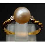 18K YELLOW GOLD DIAMOND & PEARL SET RING. TOTAL WEIGHT 2.6G. SIZE N