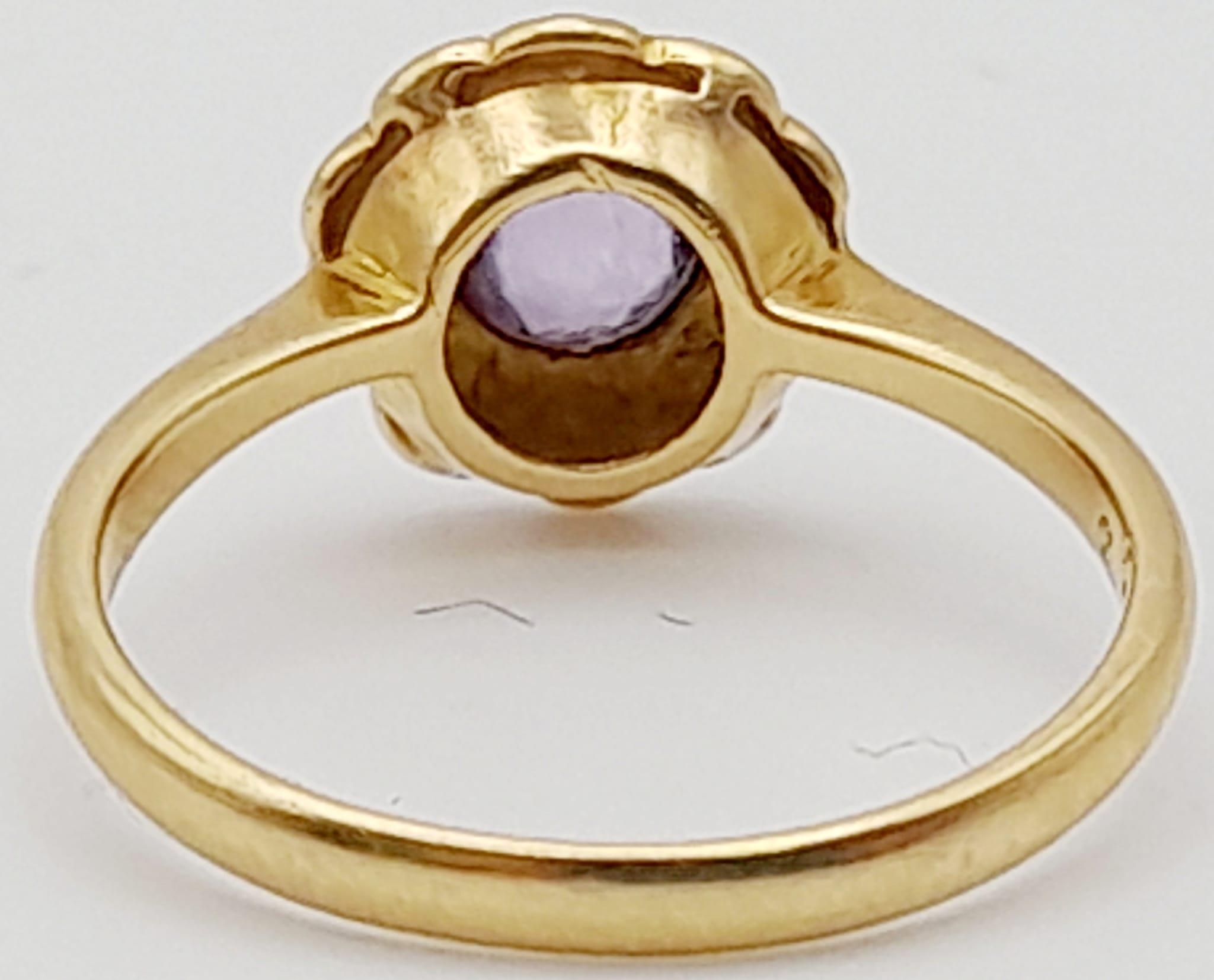 A Vintage 18K Yellow Gold Amethyst and Opal Ring. Central amethyst with a halo of small opals. - Image 4 of 7