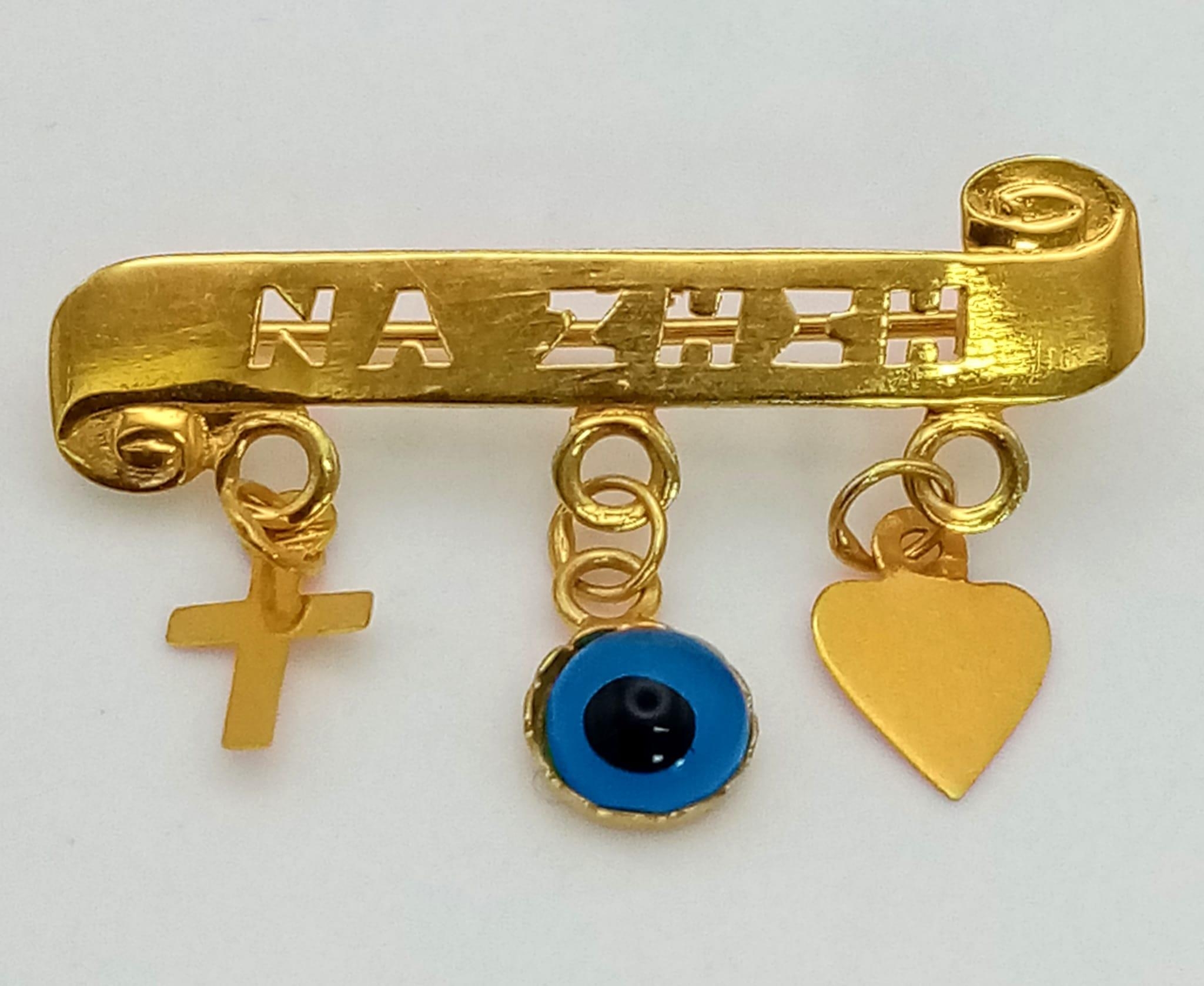 An 18K Yellow Gold Small Child's Brooch with Three Charms. Na Zhsh. 3cm. 1.31g total weight. - Image 2 of 4