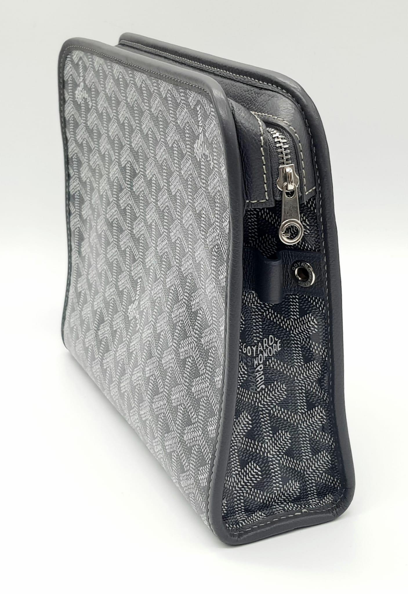 A Goyard Jouvence Grey Washbag. Grey and white geometric pattern on canvas. Water resistant inner - Image 4 of 8