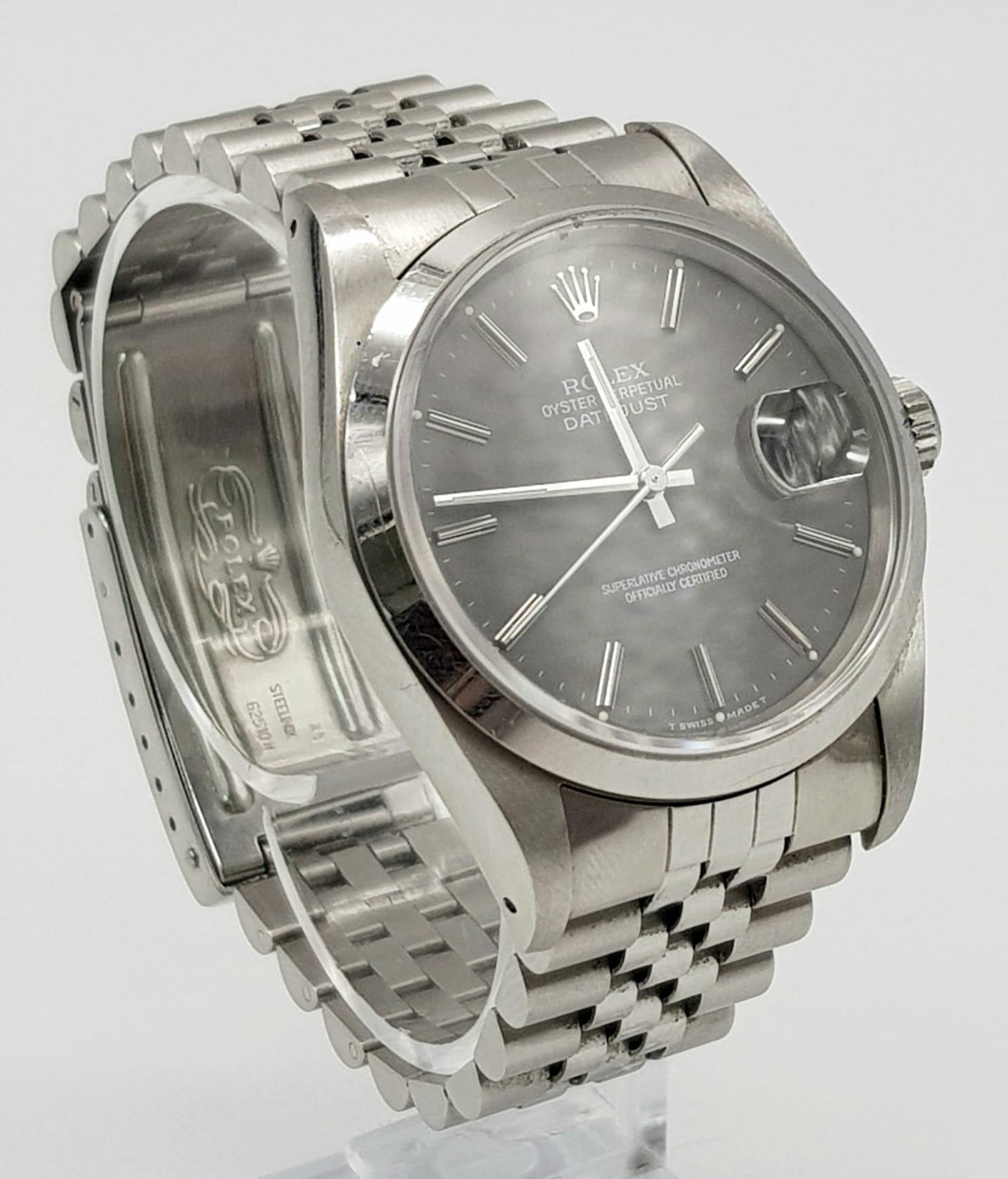 A Rolex Oyster Perpetual Datejust Gents Watch. Stainless steel strap and case - 36mm. Beautiful grey - Image 2 of 6