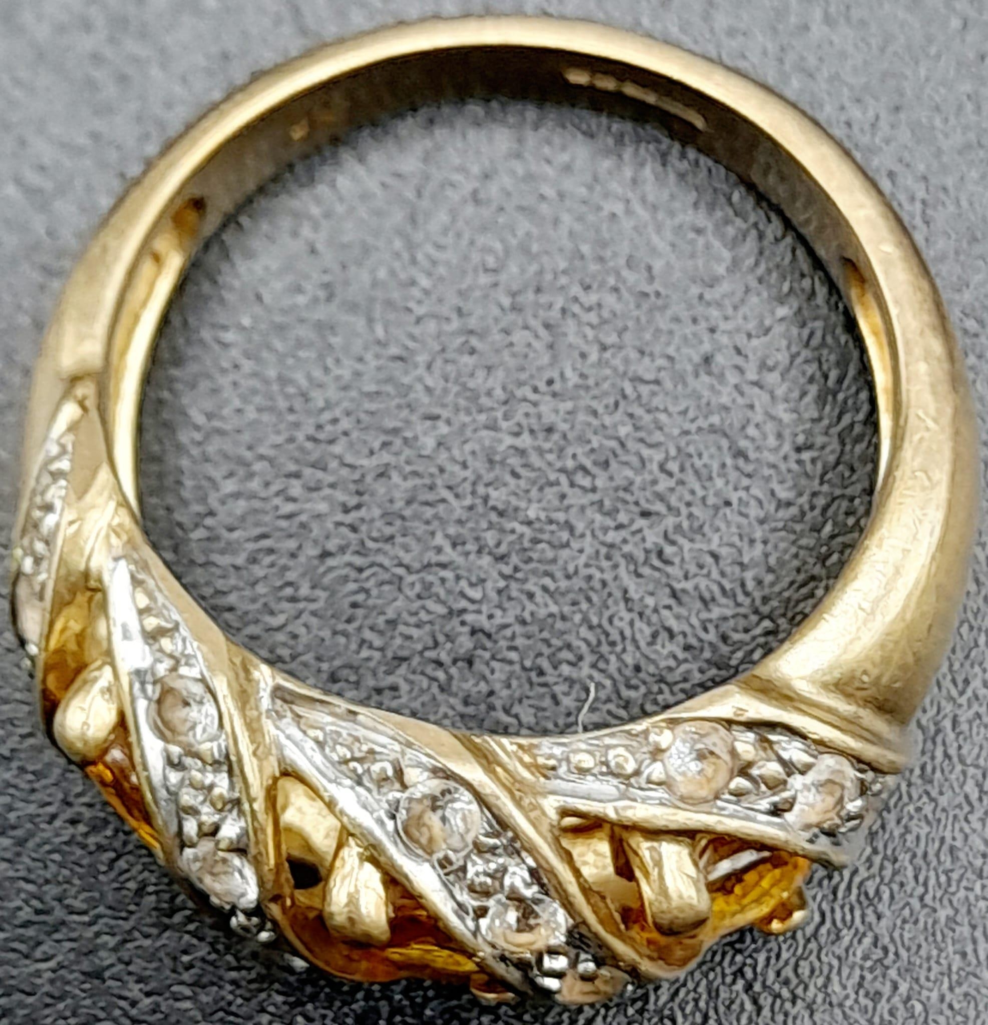 A Vintage 9K Yellow Gold Citrine and Diamond Ring. Three diagonal waves of bright citrine - Image 3 of 7