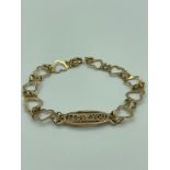 9 carat GOLD ‘I LOVE YOU’ BRACELET with heart shaped links. Full UK hallmark. 3.57 grams. 17 cm.