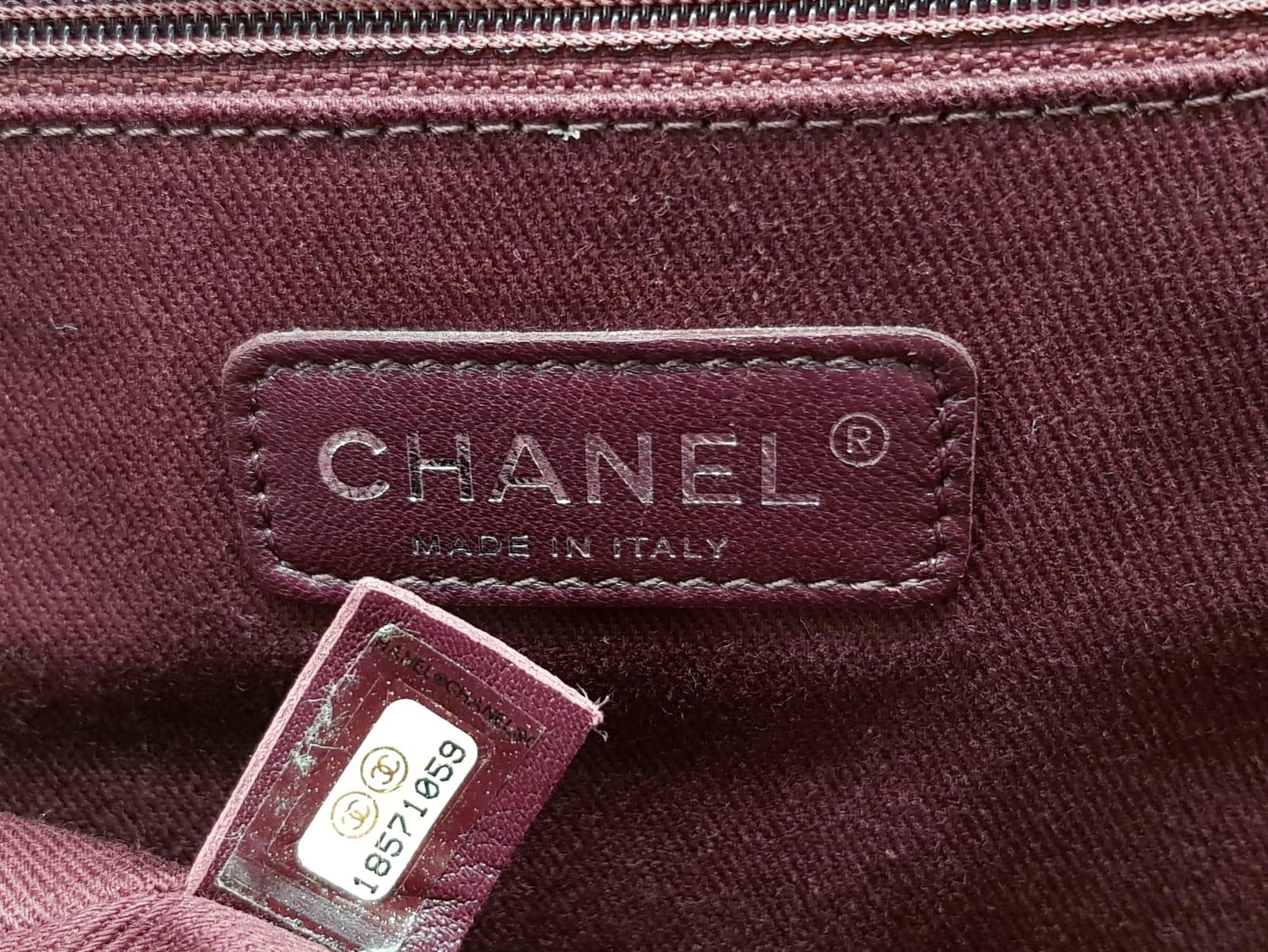 A Chanel Maxi Boy Shoulder Bag. Pink quilted suede flap on leather. Heavy brushed steel finish on - Image 8 of 9