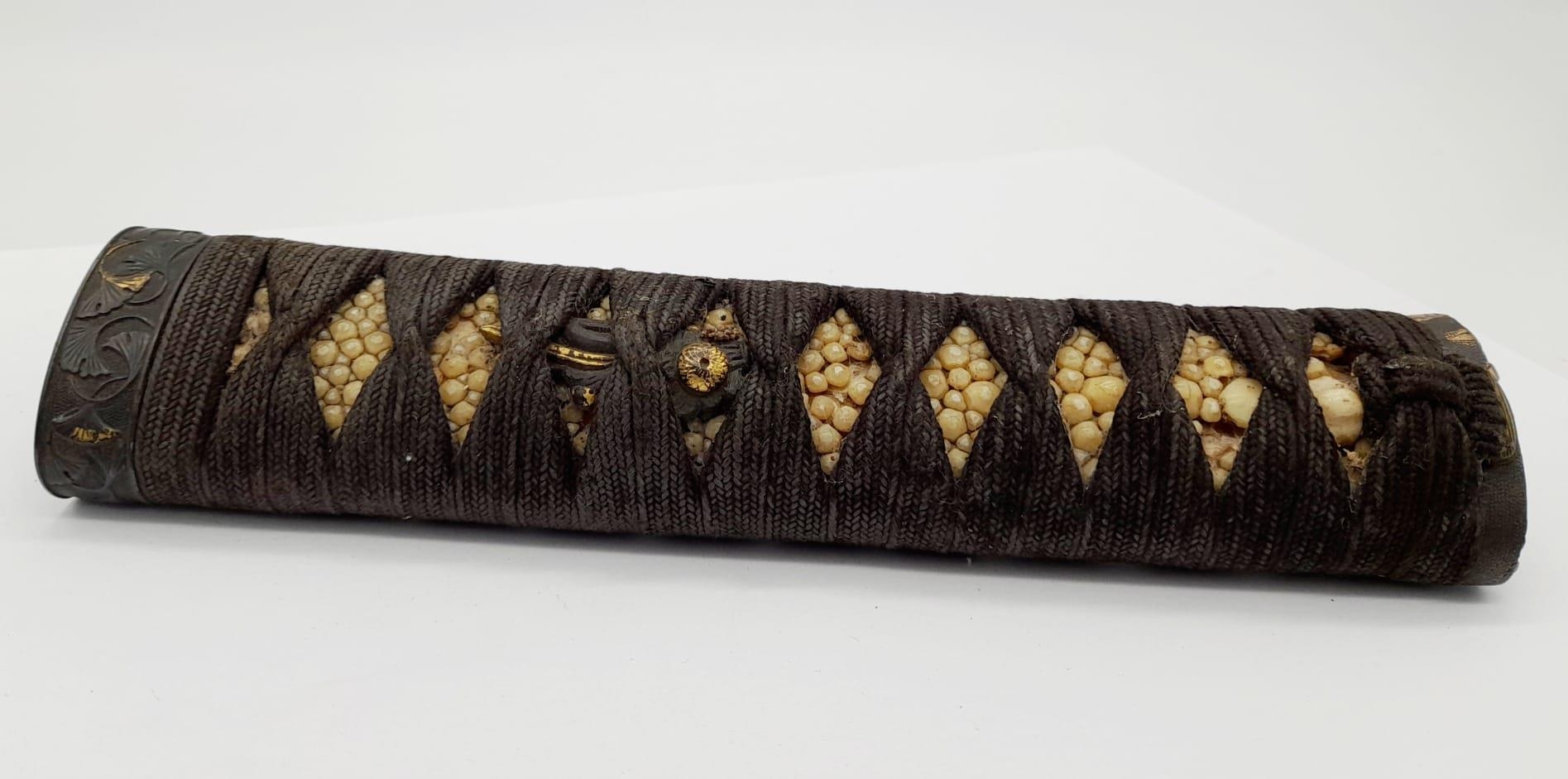 AN ANTIQUE SAMURAI LACQUERED SAYA , TSUKA , WITH ORNATE GILT SHAKUDO FUCHI MENUKI, TSUBA AND SEPPA - Image 4 of 7