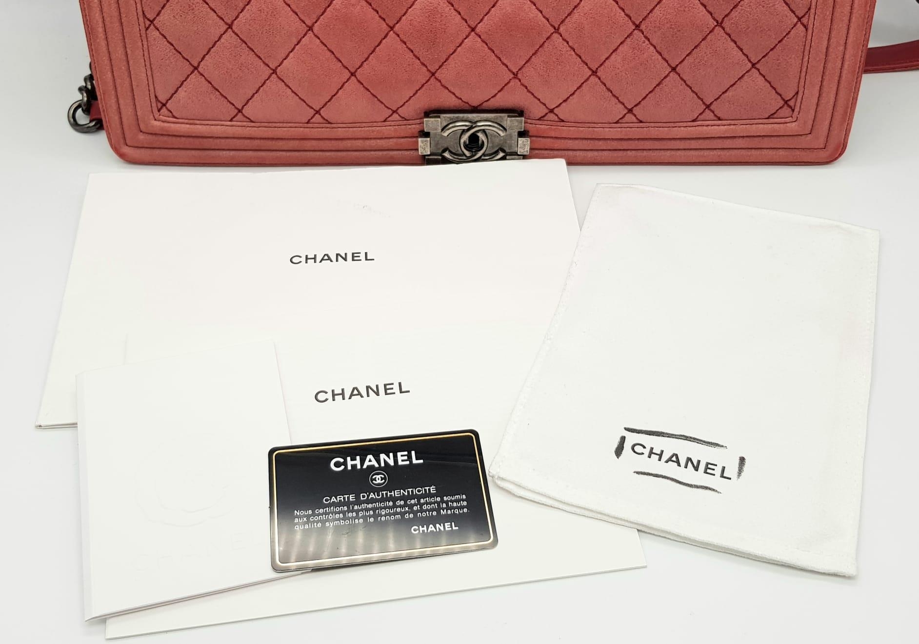 A Chanel Maxi Boy Shoulder Bag. Pink quilted suede flap on leather. Heavy brushed steel finish on - Image 7 of 9