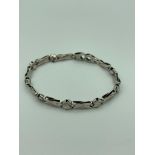 9 carat WHITE GOLD BRACELET With yellow gold detail,having attractive crossover links in a modernist