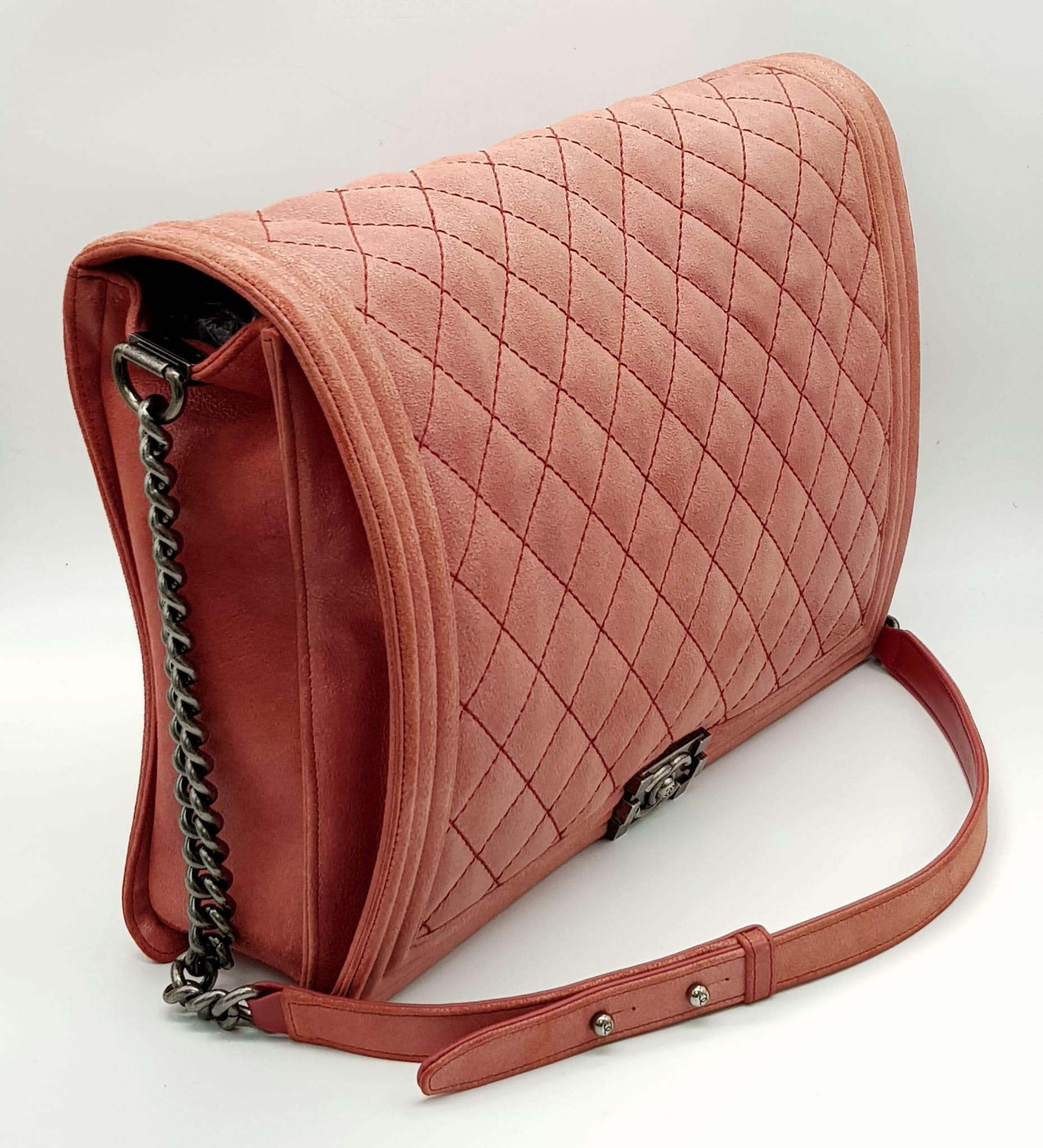 A Chanel Maxi Boy Shoulder Bag. Pink quilted suede flap on leather. Heavy brushed steel finish on - Image 3 of 9