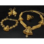 A parure set of 21 K yellow gold, wonderfully hand crafted, probably made in India, consisting of