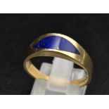 An 18 K yellow gold and blue enamel ring. Size: R, weight: 5.1 g.