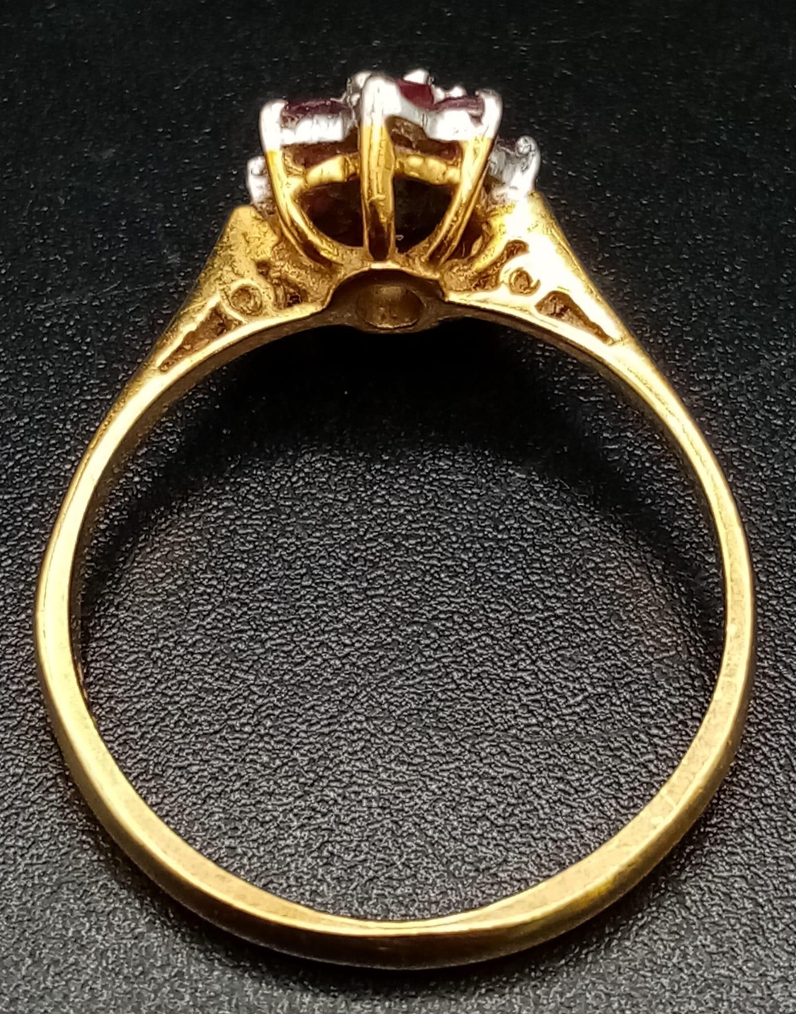 An 18K Yellow Gold Ruby and Diamond Ring. Central small diamond with a ruby gemstone halo. Size M - Image 4 of 5