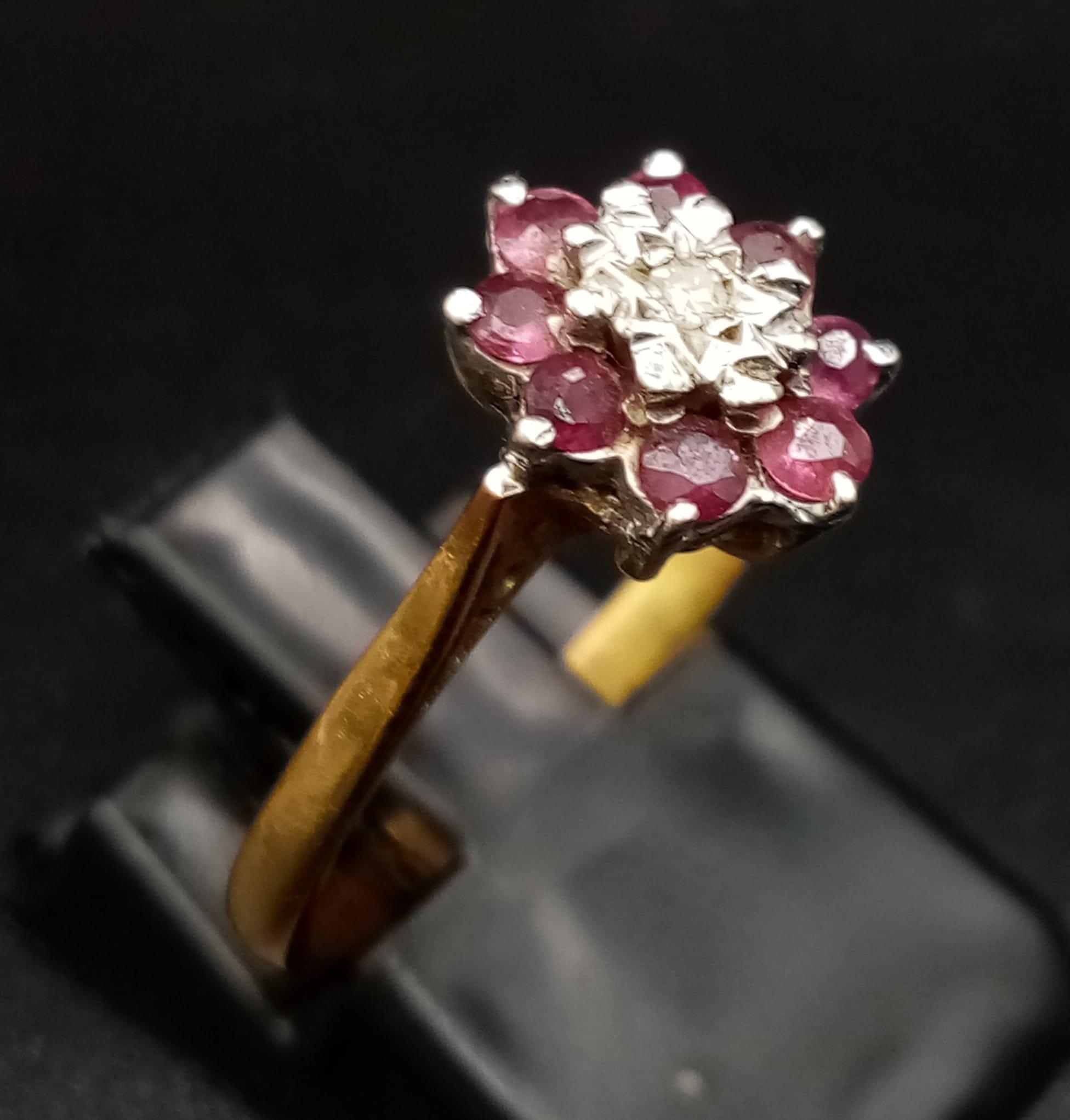 An 18K Yellow Gold Ruby and Diamond Ring. Central small diamond with a ruby gemstone halo. Size M - Image 3 of 5