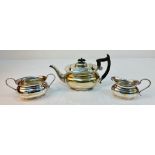 AN EDWARDIAN SILVER PLATE TEA SET COMPRISING OF TEA POT, SUGAR BOWL AND CREAMER IN CLASSIC STYLE.