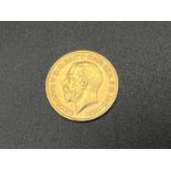 An Antique 1915 22K Gold George V Half Sovereign. 3.99g. Please see photos for conditions.