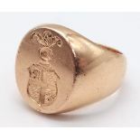 An 18 K yellow gold signet ring with a Heraldic Crest Seal Coat of Arms engraved on top. Ring