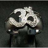 An 18 K white gold ring, stone set with a Hindu religious symbol. Ring size: S, weight: 5.7 g.