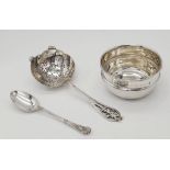 A Perfect Vintage Sterling Silver Tea-Making Lot. A tea strainer with pot and a teaspoon. 96.5g