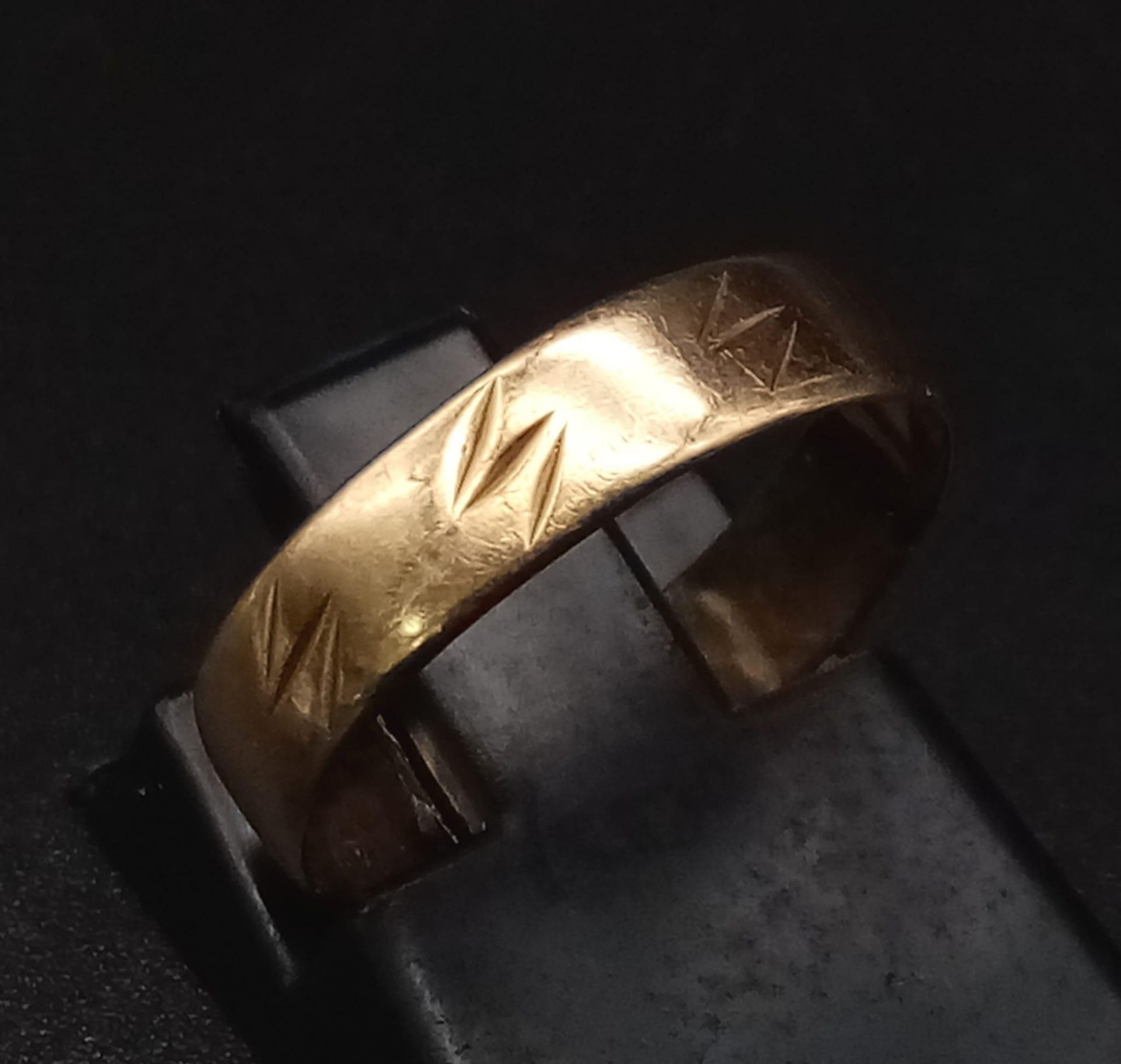 A Vintage 9K Yellow Gold Band Ring. Size J. 1.03g - Image 4 of 6