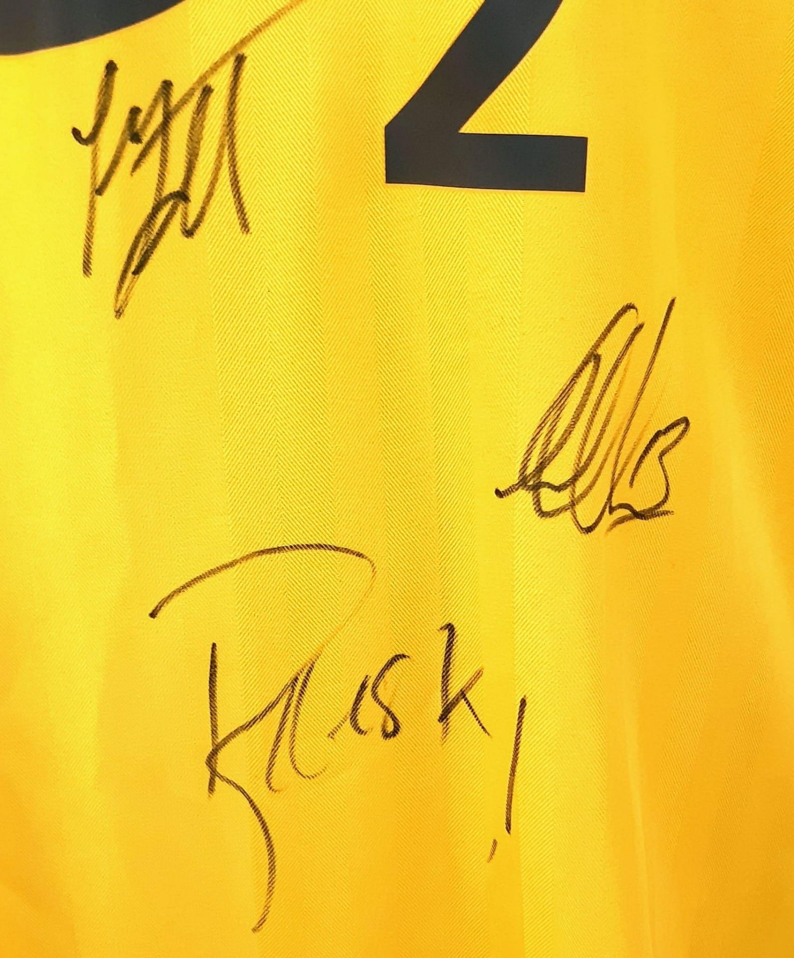 An Arsenal Football Club Signed 2006 Away O2 Yellow Shirt. Fifteen signatures including: Van Persie, - Bild 6 aus 7